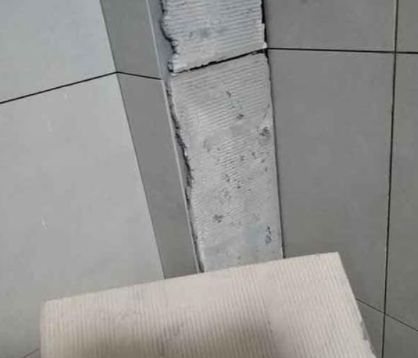 新邵瓷砖空鼓维修公司分享下厨房瓷砖脱落的补救措施。
